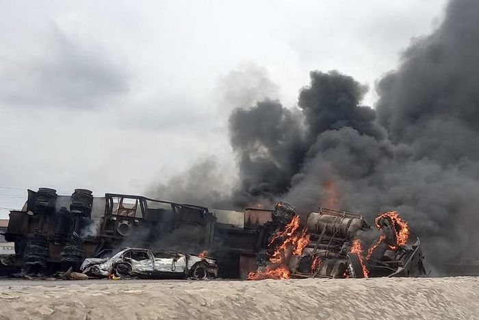 2 injured, 2 vehicles burnt as fuel tanker explodes on Lagos-Ibadan Expressway. [Twitter:Punch]