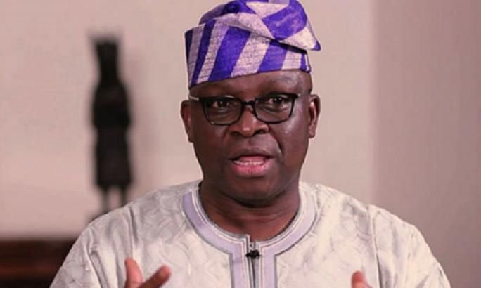 O artigo da Fatshimetrie cobre o testemunho crucial de Madaki durante o julgamento de Fayose por fraude e lavagem de dinheiro, atraindo assim a atenção do público. O julgamento começou em outubro de 2018 e sofreu reviravoltas, com confrontos acalorados entre a defesa e as testemunhas da EFCC. Estas discussões destacam elementos-chave do caso, sublinhando a importância da transparência e da integridade na gestão dos fundos públicos na Nigéria. A Fatshimetrie continuará a acompanhar de perto o julgamento para informar o público e promover a responsabilização na governação.