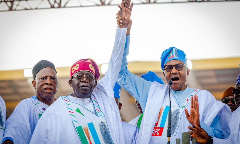 Muhammadu Buhari raises Bola Tinubu's hand [Twitter/@officialABAT]