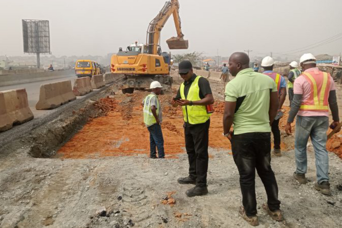 The construction of Lagos-Ibadan expressway can't be completed by April 30 deadline because certain construction can't be done during downpours. (PG)