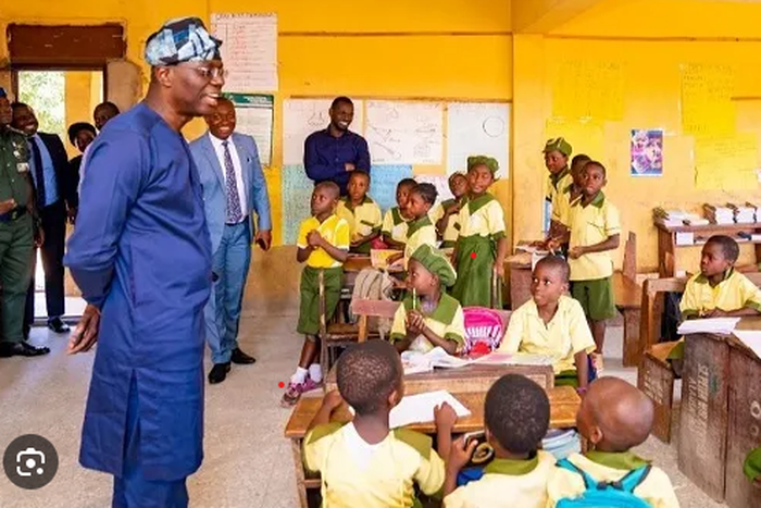 Governor Babajide Sanwo-Olu in a classroom with pupils. [The Realm News}