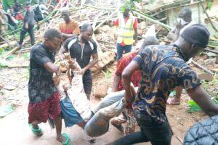 Pic. shows sympathisers moving one of the casualties out of the collapsed building at Egbu Umuenem, Nnewi North LGA on Sunday. [NAN]