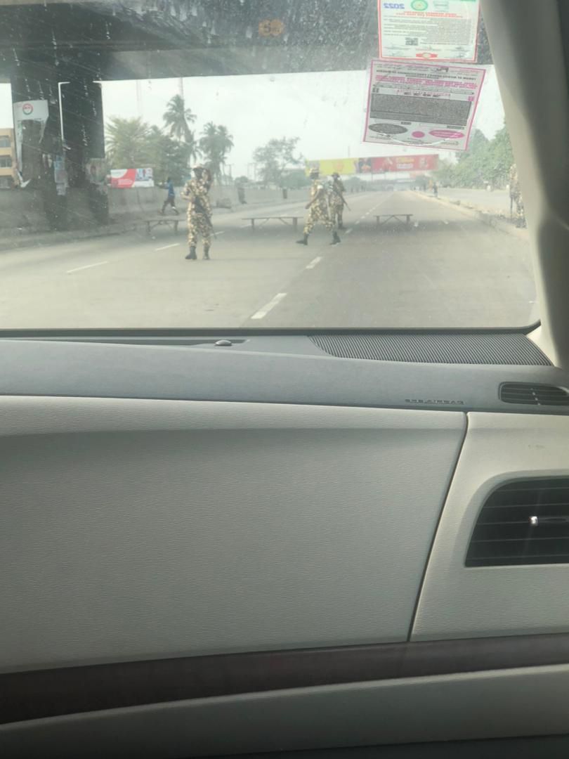 Soldiers set up road block in Isolo-Oshodi road