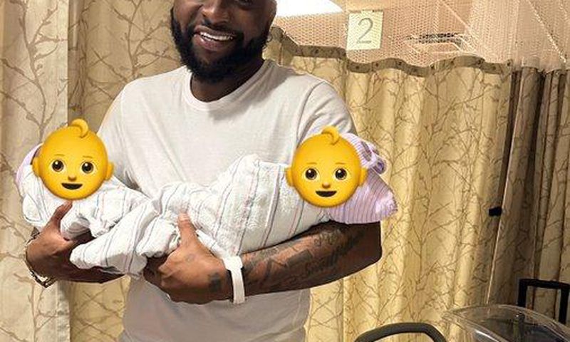 Davido shows off adorable twins for the first time as he turns 31 [Twitter/Davido]