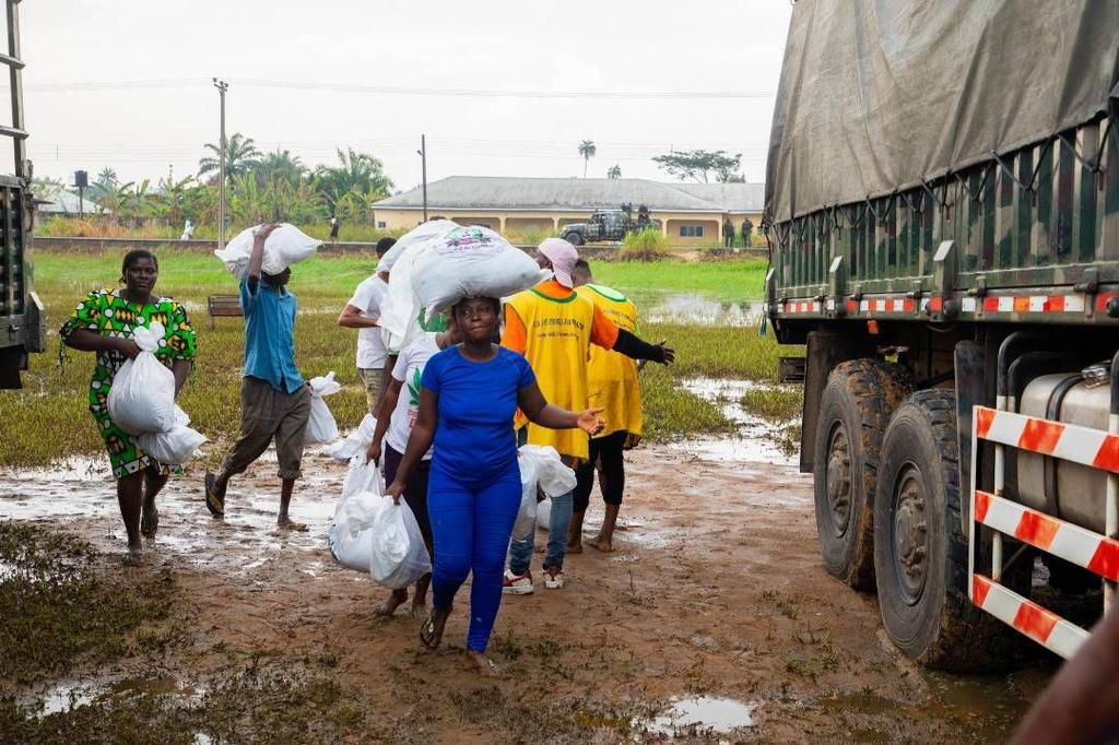 O.B. Lulu-Briggs Foundation donates over N60 million relief items to flood victims in Rivers.