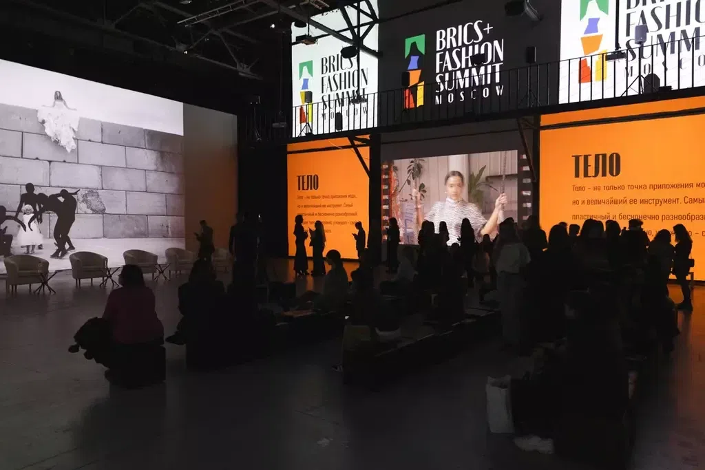 Fashion videos showing on different screens