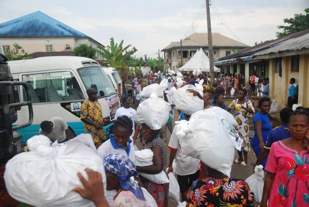 O.B. Lulu-Briggs Foundation donates over N60 million relief items to flood victims in Rivers.