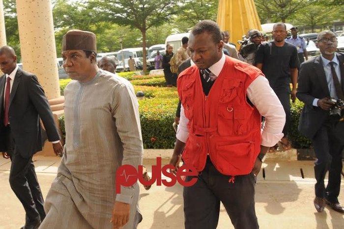 Jide Omokore and EFCC officials arriving the Federal High Court, Abuja (Pulse)