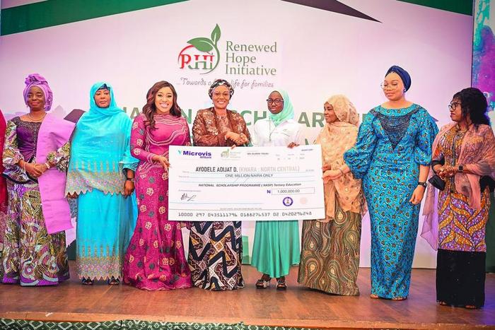 Each beneficiary get ₦4m as 43 students bag First Lady’s scholarship grant. [X:KukoyiBusola]