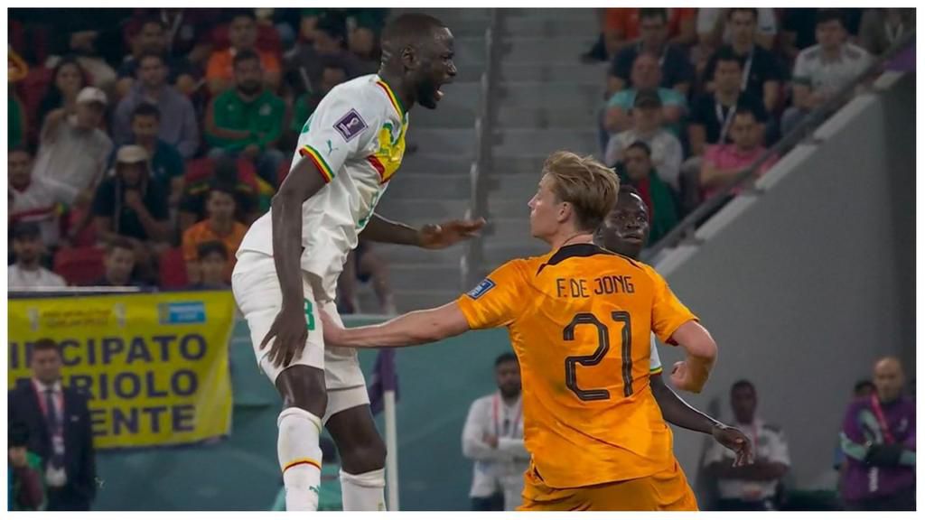 Frenkie de Jong hits Cheikhou Kouyate in the private part