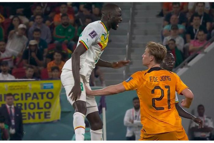 Frenkie de Jong hits Cheikhou Kouyate in the private part