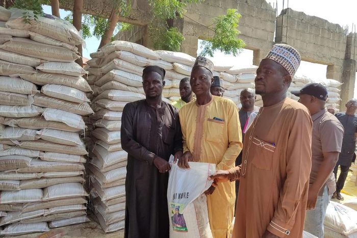 Reps member distributes 3,000 bags of rice to constituents in Niger  [NAN]