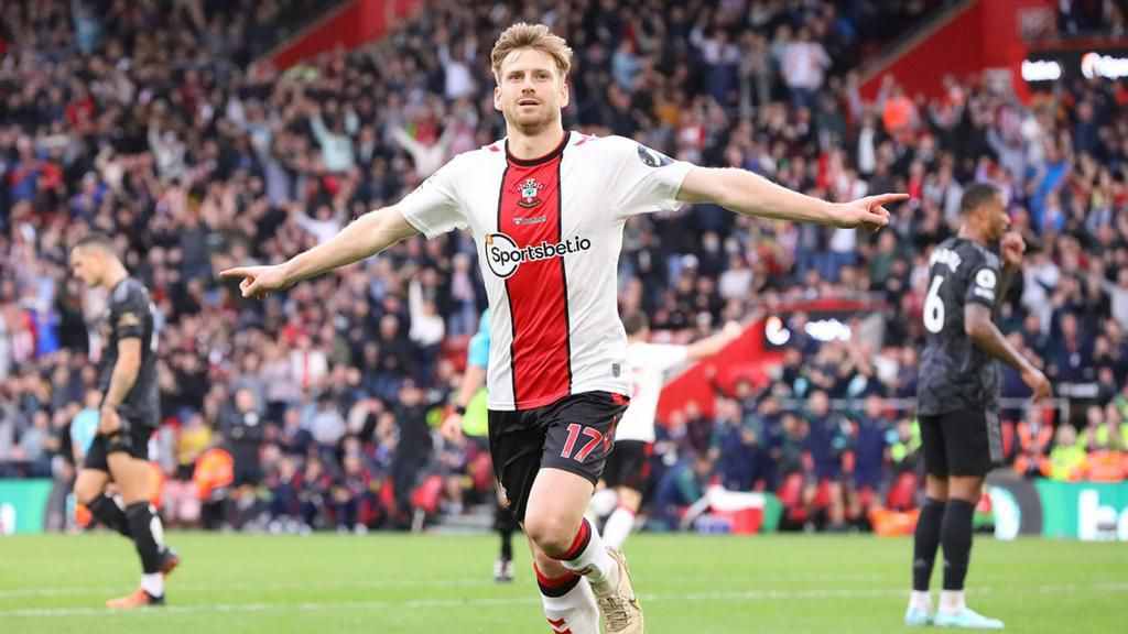 Arsenal fans brag about being on top after dropping points at Southampton