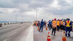 Minister of Works and Housing, Mr Babatunde Fashola inspects the maintenance work ongoing on the Third Mainland Bridge in Lagos. [Twitter/@BoluAdeosun