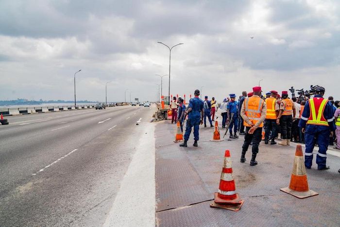 Minister of Works and Housing, Mr Babatunde Fashola inspects the maintenance work ongoing on the Third Mainland Bridge in Lagos. [Twitter/@BoluAdeosun
