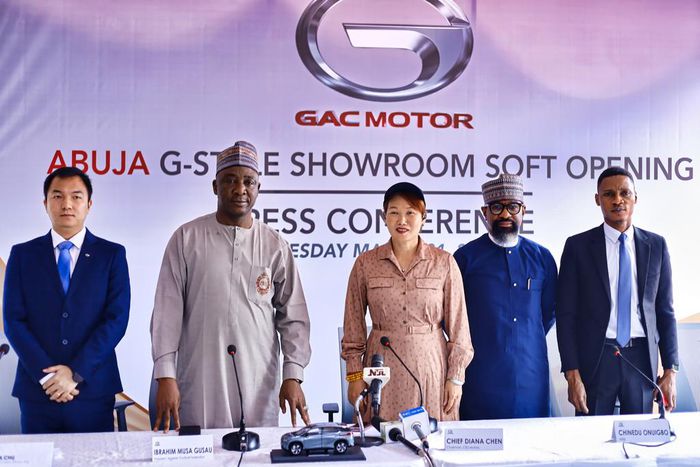 From L – R: SAM CHU GM GAC Moto Africa & Asia  IBRAHIM MUSA GUSAU President Nigerian Football Federation CHIEF DIANA CHEN Chairman CIG Motors CHINEDU ONUIGBO Artist JUBRIL AROGUNDADE GM Commercial Group Communications Manager CIG Motors.