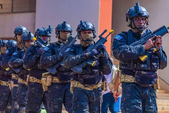 Operatives of the Department of State Services (DSS) (image used for illustration) [Twitter/@DejiAdesogan]