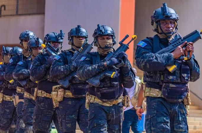 Operatives of the Department of State Services (DSS) (image used for illustration) [Twitter/@DejiAdesogan]