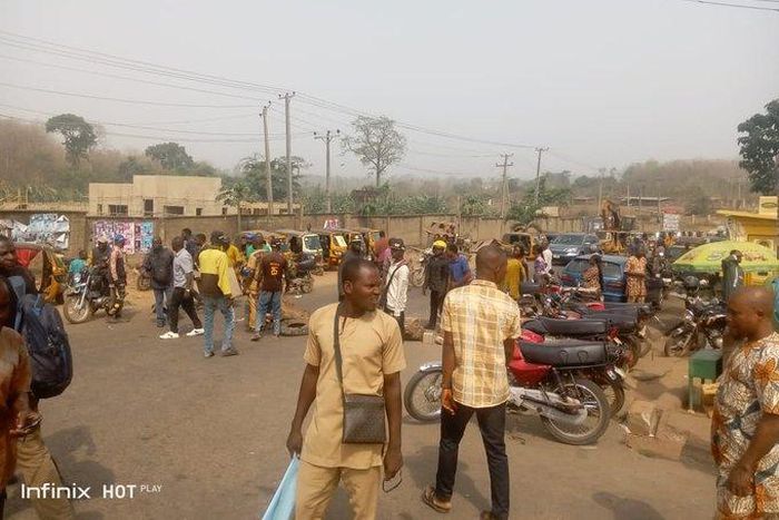 Oyo protesters urge govt to prevail on banks to collect old naira notes.