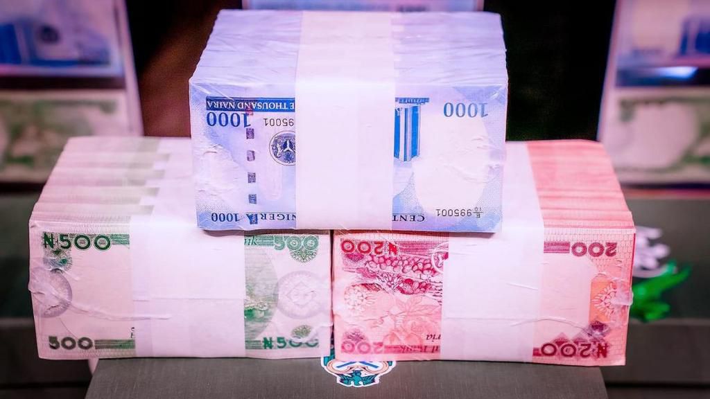Na reunião da FAAC em Agosto de 2021, as receitas distribuídas na Nigéria foram analisadas detalhadamente. Os números revelam um total distribuível de N1,358 biliões, proveniente de várias fontes de receitas. Foi exposta uma gestão complexa das finanças públicas, com deduções para custos de cobrança e grandes transferências realizadas. As receitas do IVA registaram um aumento significativo, enquanto a distribuição de fundos fez com que o governo federal, os governos estaduais e os governos locais recebessem quotas específicas. Esta análise destaca a importância de uma gestão financeira rigorosa e transparente para garantir uma distribuição equitativa dos recursos.
