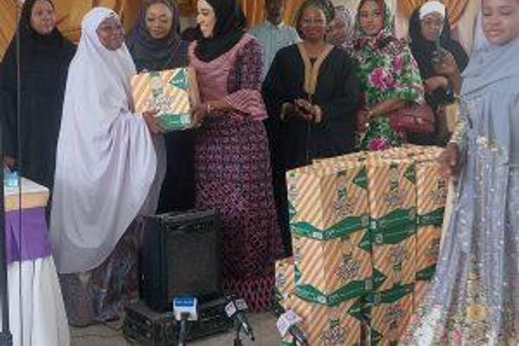 The National Women Leader of the All Progressives Congress (APC), Dr Betta Edu, presenting food items to beneficiaries at the Wuse Zone 3 Mosque, Abuja. (NAN)