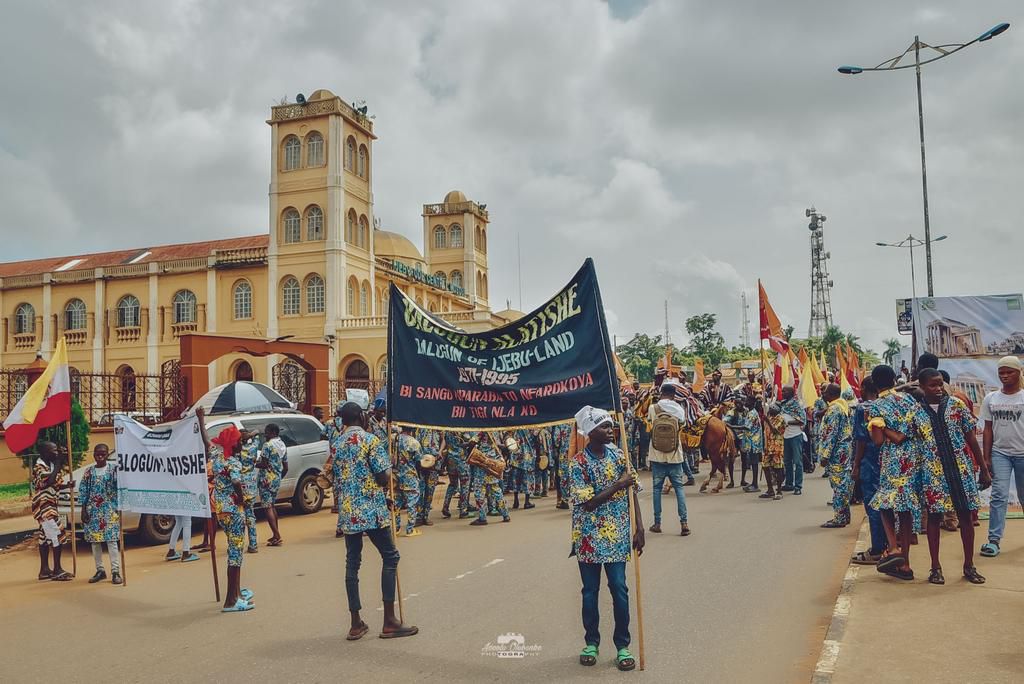 Uniformity is important during the festival [Instagram/ @obankswills / @kingbelaire ]