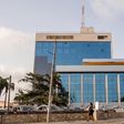 Pedestrians walk in front of Ghana's central bank building in Accra, Ghana, November 16, 2015.   REUTERS/Francis Kokoroko