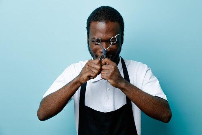 Black man with scissors [Freepik]