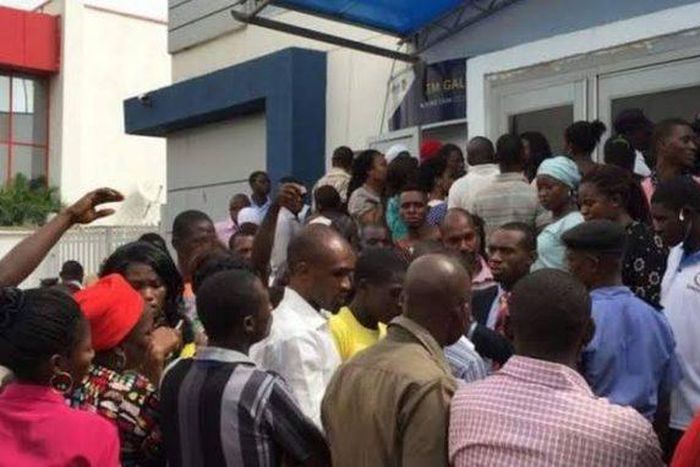 Customers throng banks as CBN’s directive to work on weekends takes effect.