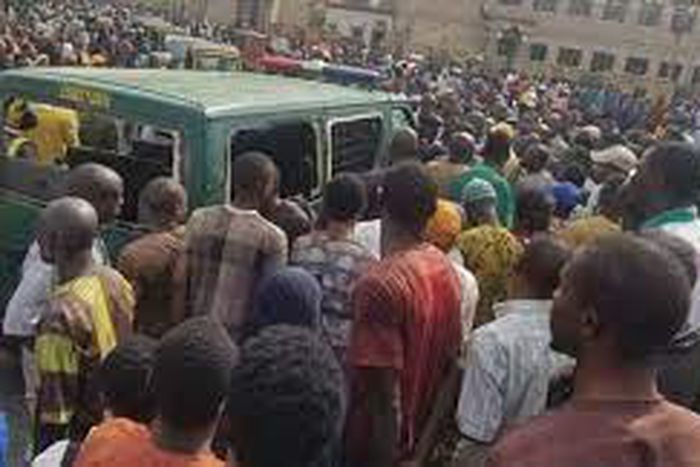 Chaos in Ilorin as correctional service bus carrying inmates crushes 6 people [Tribune online]