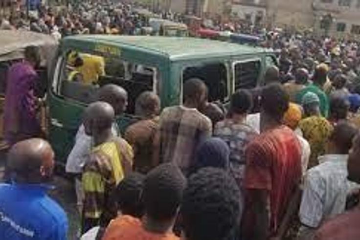 Chaos in Ilorin as correctional service bus carrying inmates crushes 6 people [Tribune online]
