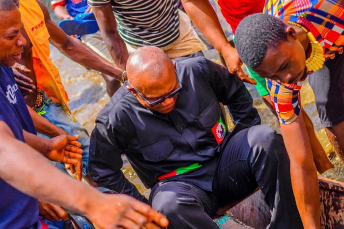 Peter Obi welcomed with cheers as he ride boat to visit Benue flood victims