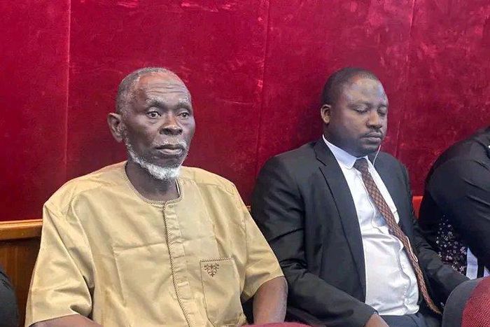 Lamidi Apapa, fraction leader in the Labour Party, keeps his promise by showing up in court [Twitter]