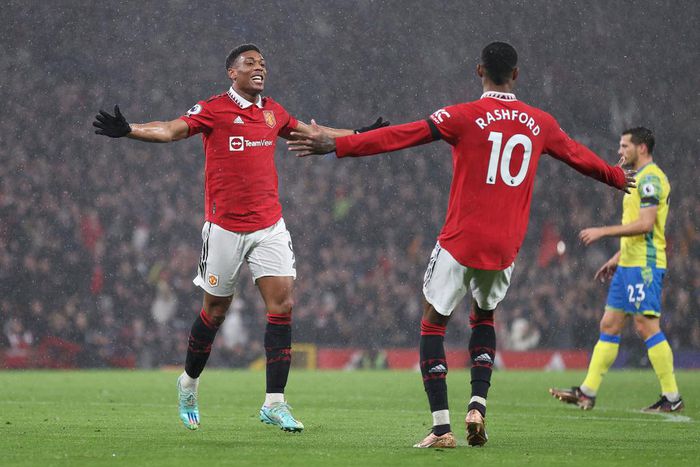 Marcus Rashford and Anthony Martial both scored to help Manchester United defeat Nottingham Forest 3-0