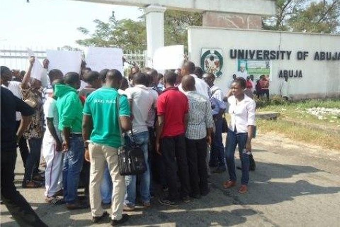 Students protesing at Uniabuja Gate