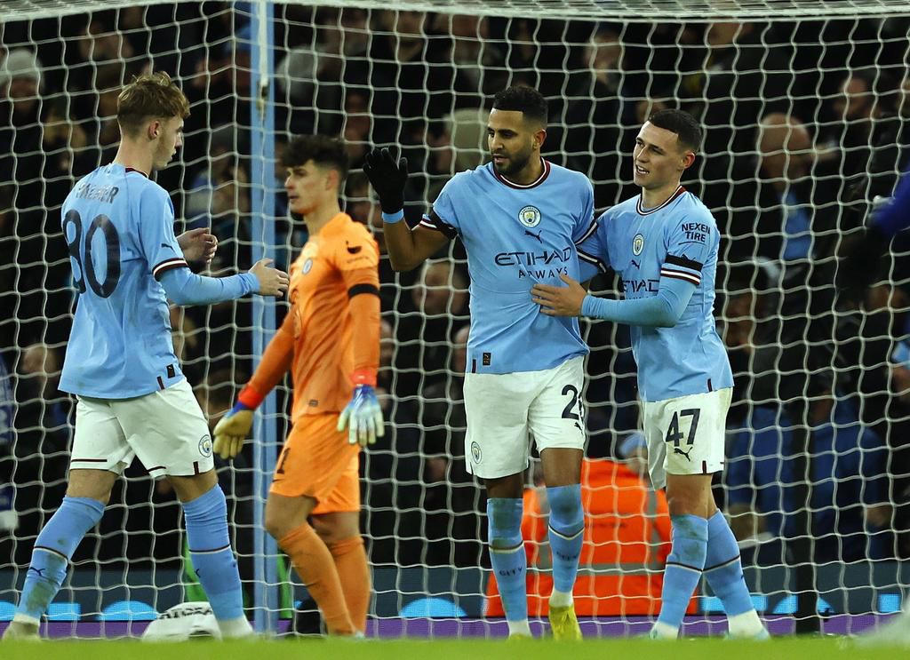 Riyad Mahrez (2nd L) scored a second half penalty to ensure there was no comeback from Chelsea