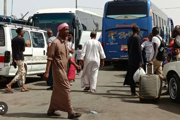 Stranded travellers fleeing Sudan were not allowed to cross into Egypt. (Social News XYZ)