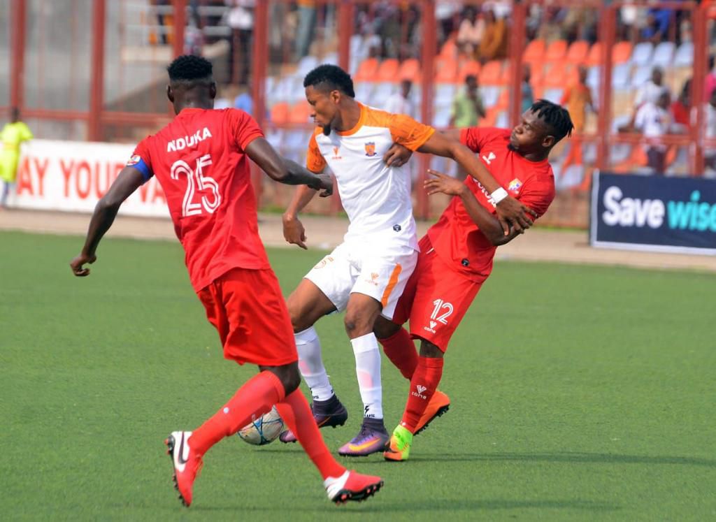 A Sunshine Stars player is sandwiched in the NPFL.