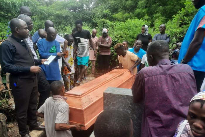 Lagos Mainland Youths mourn as Lagos gas explosion victim is buried