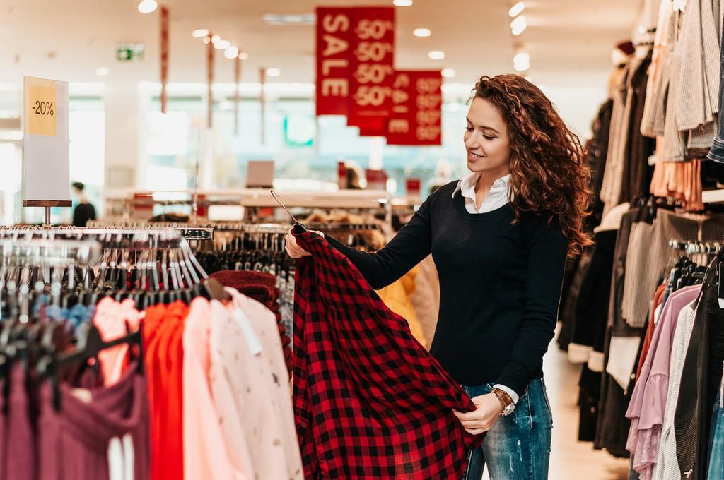 Sales and discounts shopping (Credit: iStock-941377004)