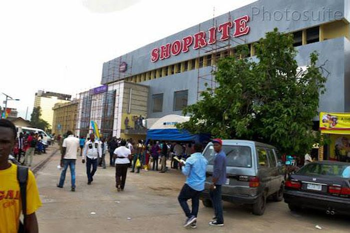 Hoodlums kill 1, injure others in attack at Shoprite Mall in Ibadan. [bjan]