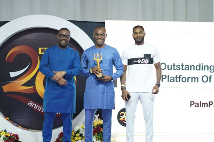 MD/CEO, PalmPay, Chika Nwosu (center), flanked by Kevin Olumese, Senior Marketing Manager, PalmPay, receiving the award of the Most Standing Payment Platform. [Palmpay]