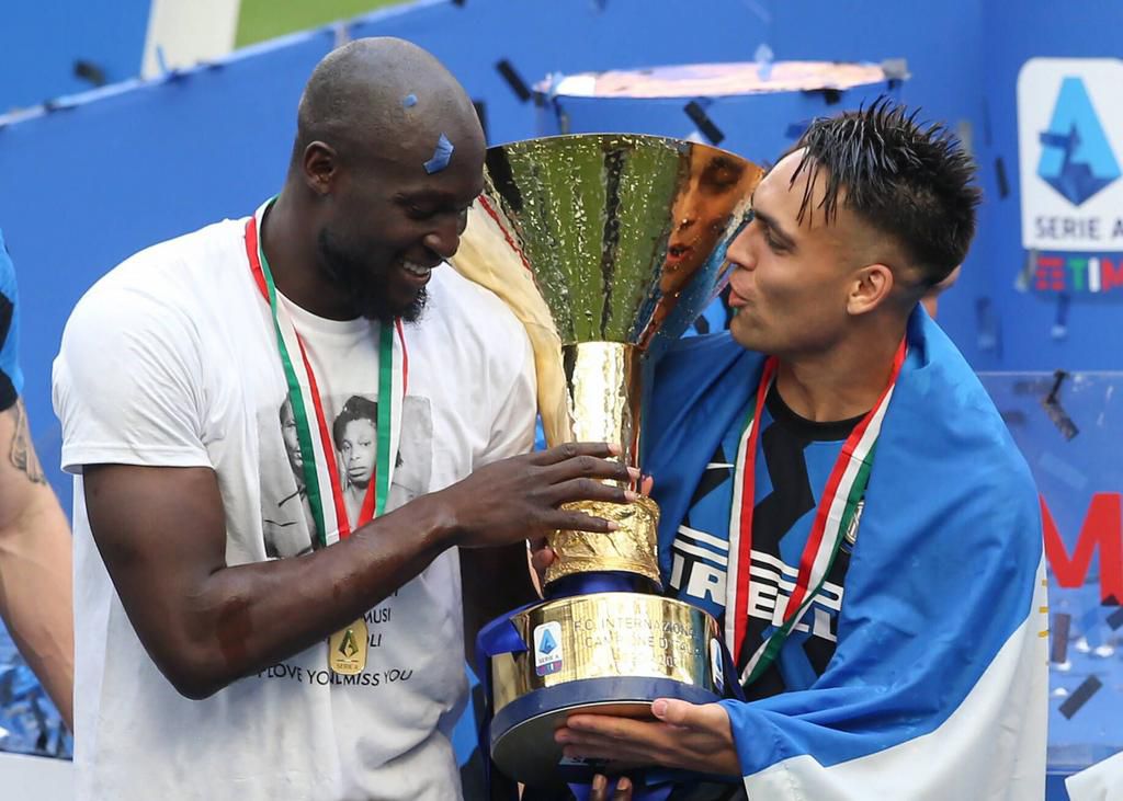 Milan, Italy, 23rd May 2021. Romelu Lukaku and Lautaro Martinez of Internazionale celebrate with the Scudetto trophy following the Serie A match at Giuseppe Meazza, Milan.