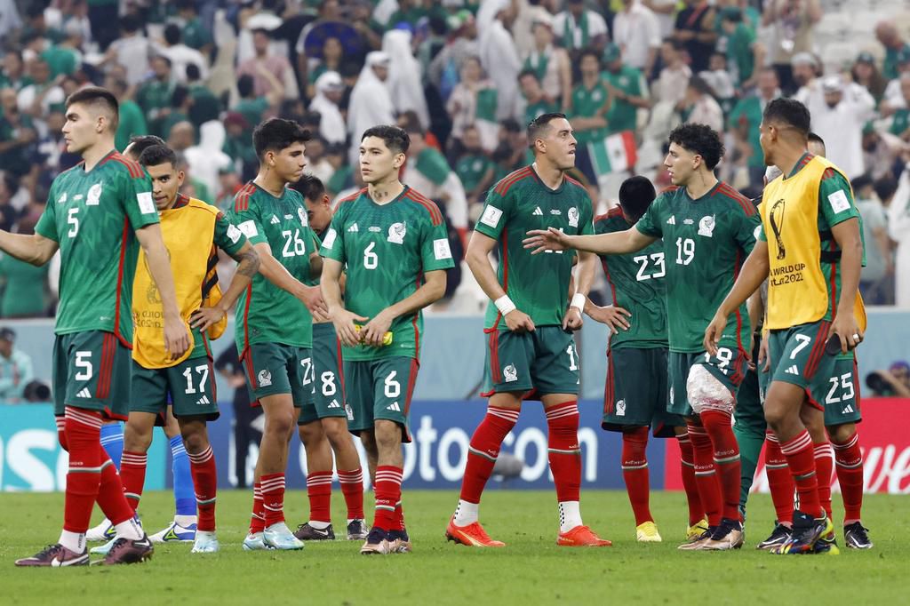 A dejected El Tri after the game against Saudi Arabia.