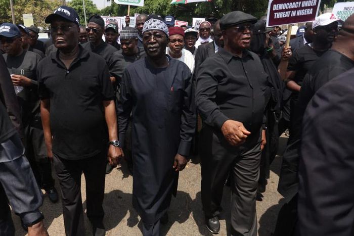 Atiku Abubakar leads PDP protest with other party party chieftains to INEC office (Guardian)