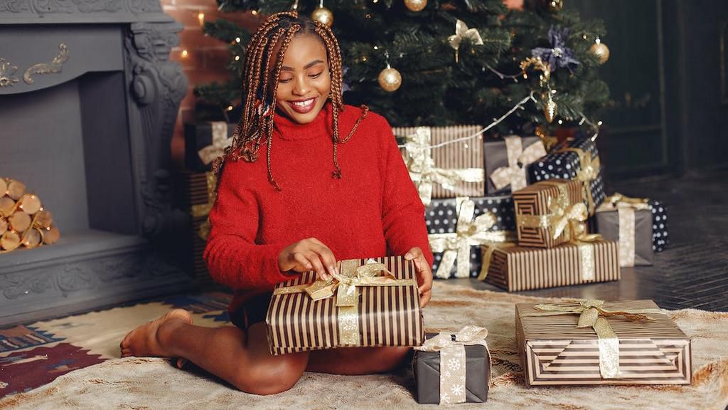 Woman opening a Christmas present [Credit: Gustavo Fring]