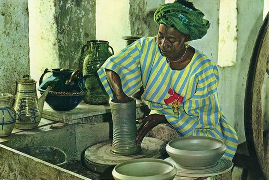 The famous Ladi Kwali making pottery [ClassNotes]