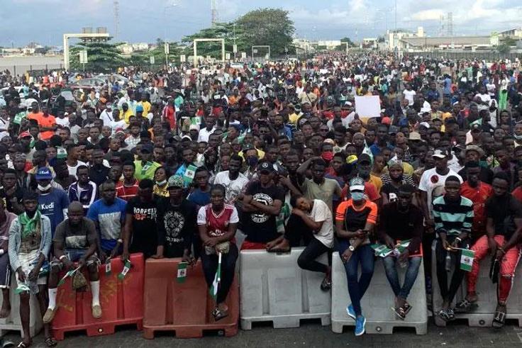 EndSARS Protesters at Lekki tollgate (Vanguard)