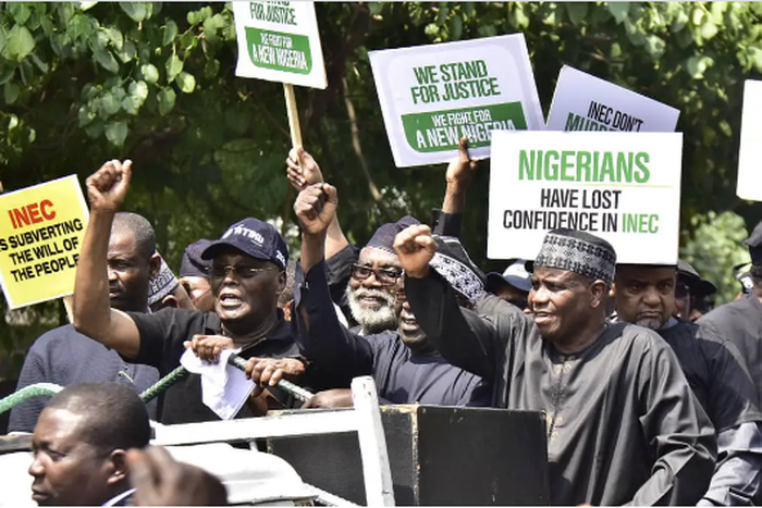 Atiku Abubakar, the PDP presidential candidate leads supporters to INEC headquarters in Abuja. (Daily Trust)