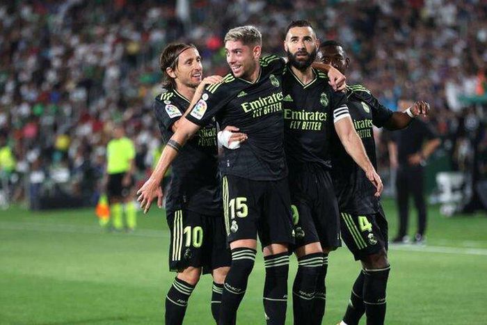 Karim Benzema celebrates in Real Madrid 3-0 win at Elche